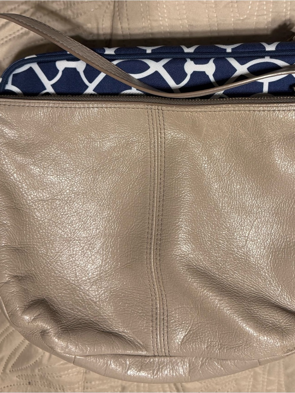 Fossil Tan/Taupe Hobo Leather Shoulder Bag very clean Patterned Lining